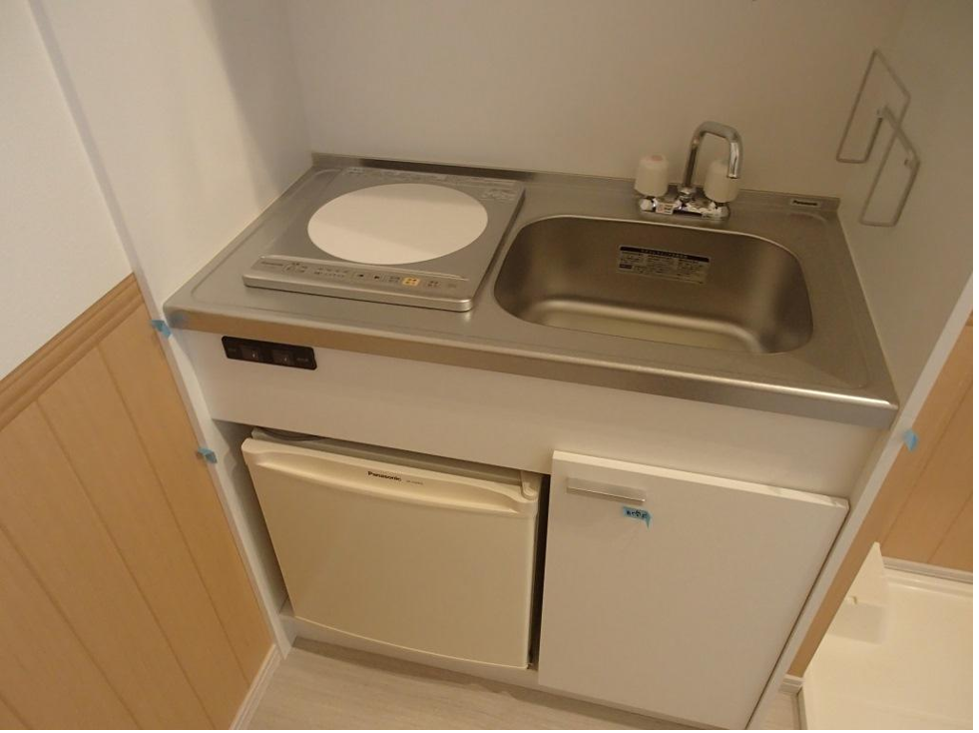 Chậu rửa và tủ lạnh mini trong căn hộ