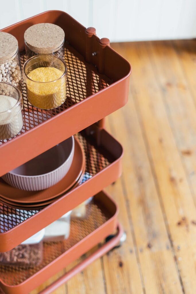 Prateleiras de Canto e Estantes com Rodas