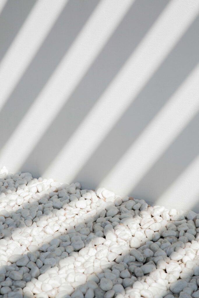 Parede branca e cascalhos