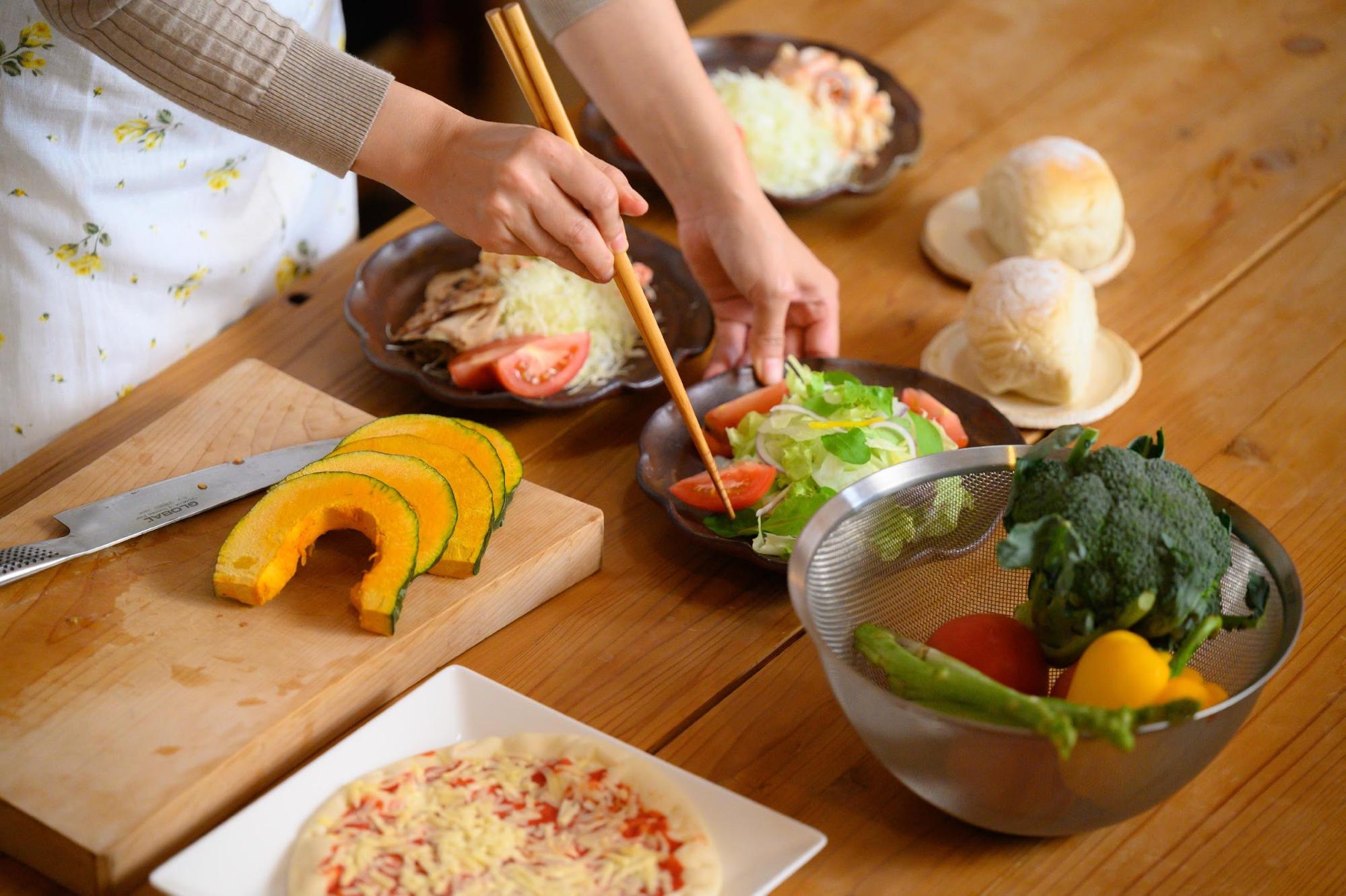 Nấu ăn ở nhà khi sống một mình có thực sự tiết kiệm không? 5 mẹo vặt đáng thử! 