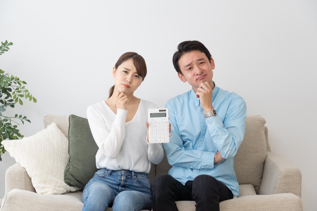 How Should You Split Your Bills? Financial Tips for Couples Living Together! 